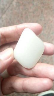 和田玉籽料原石,光白籽毛孔清晰,润度非常好,形状完美,可以包金也可以